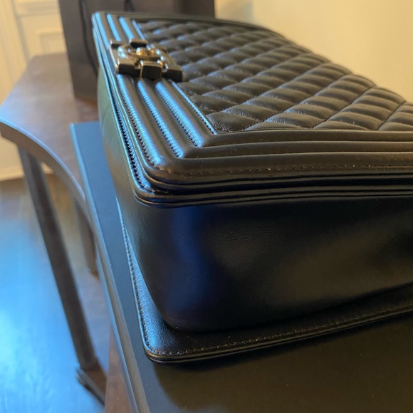 **SOLD** Chanel New Medium Boy Bag in Calfskin leather Ruthenium Hardware - Picture 8 of 15